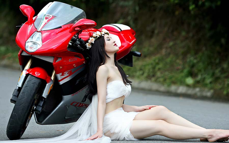 Beautiful girls and motorcycles in Saitama